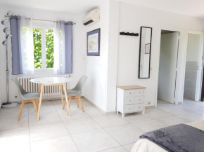 Studio au calme, proche commerces et plages